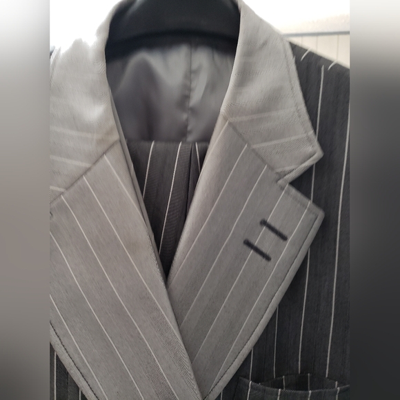 Man 3 piece suit..DO NOT BUNDLE - Picture 2 of 8